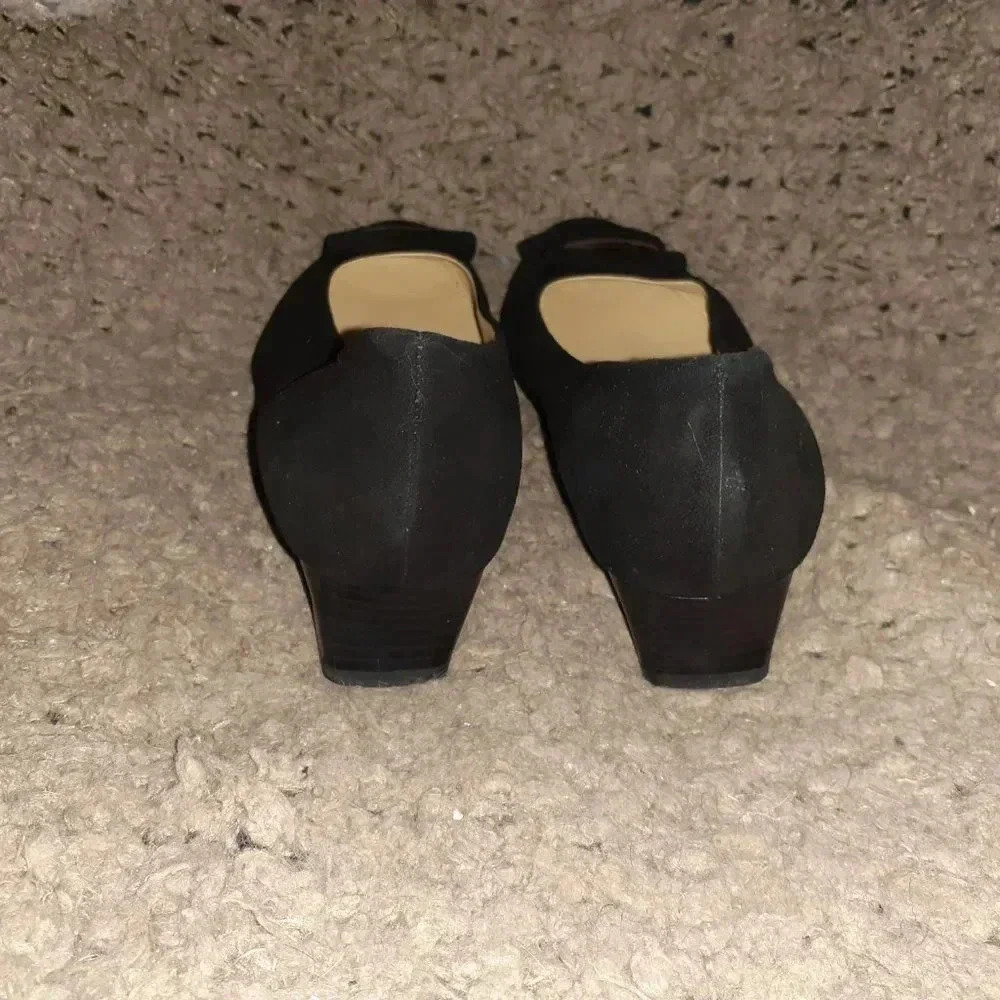 BRUNATE ITALY-Black Suede Classic-Low Heel-Metal Detail-Size 37.5/7-Near Mint - Picture 5 of 7
